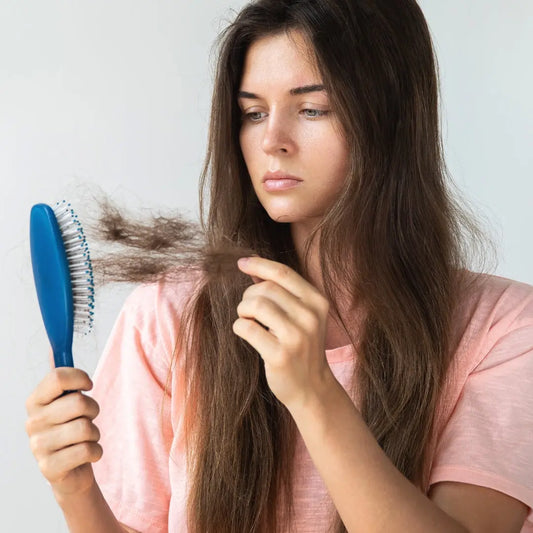 Queda de Cabelo em Mulheres: Causas, Influências e o que fazer